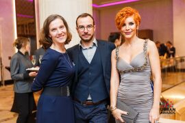 Анна Швидунова (Сити-XXI век), Никита Журавлев (#хочуквартиру) и Елена Кудымова ("Метриум") на церемонии награждения.