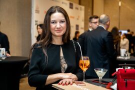 Наталья Быкова, руководитель PR-департамента ГК "Пионер" на церемонии награждения.