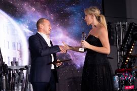 Сергей Матюхин (KR Properties) и Екатерина Румянцева (Kalinka Group) на сцене церемонии награждения.