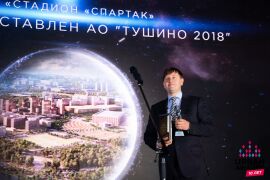 Иван Дубровин, руководитель "АВИТО Недвижимость" вручает награду на Urban Awards.