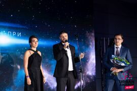 Мария Литинецкая ("Метриум") вручила приз в номинации Grand Prix Филиппу Третьякову ( ГК "КОРТРОС").