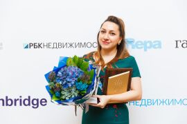 Алия Кирьянова ("Сбербанк") с наградой за партнерство с премией.